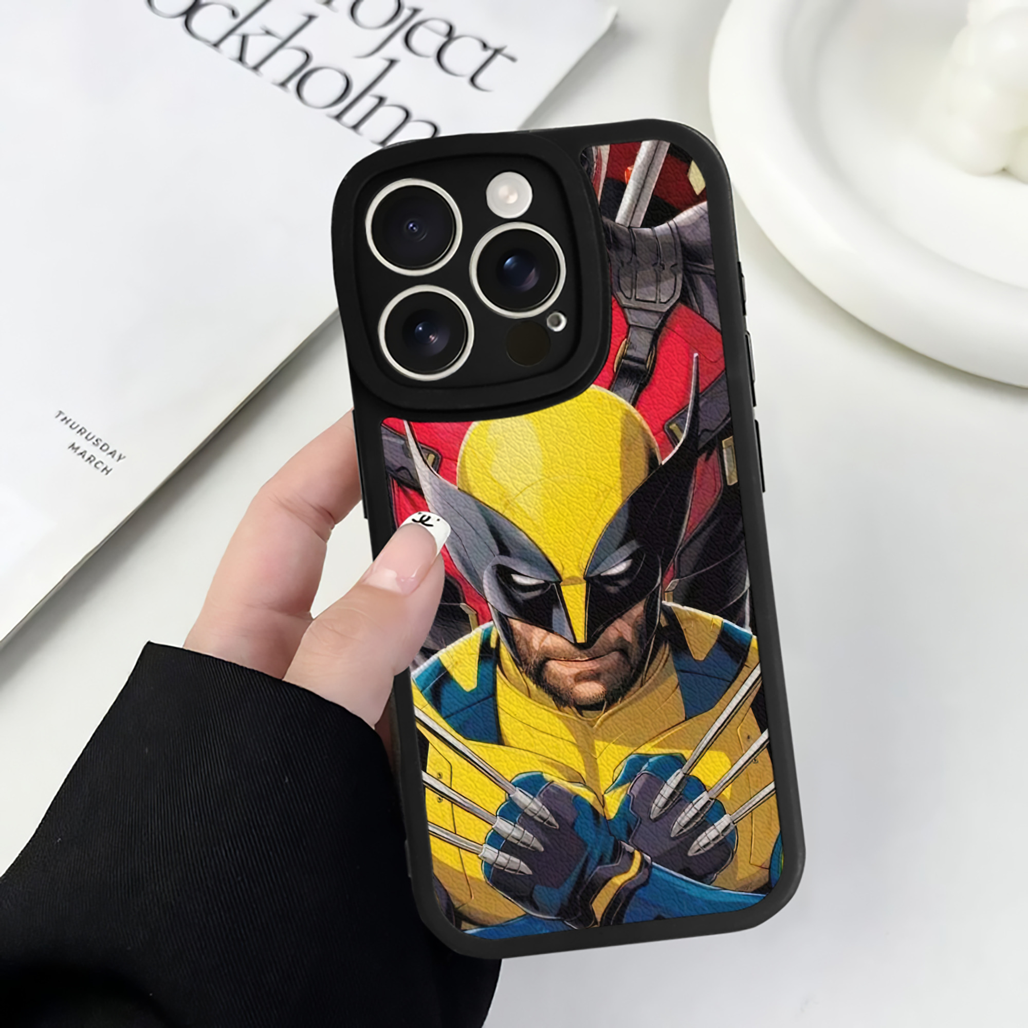 （画像用） Deadpool デッドプール 【iPhone 16シリーズ対応】シリコンスマホケース（レザー調） 材質：シリコン